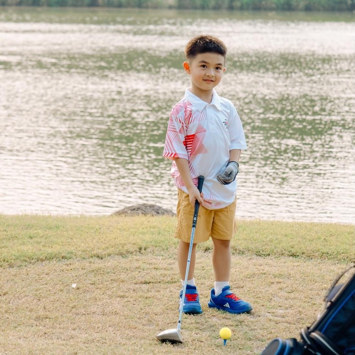 <p>Dante ternyata sudah cukup lama hobi bermain golf, Bunda. Tak heran bila bocah 5 tahun ini terlihat sangat&nbsp;lihai memukul bola golf. Dande bahkan diketahui pernah mengikuti kejuaraan golf dan menorehkan prestasi lho. (Foto: Instagram @glennalinskie)</p>