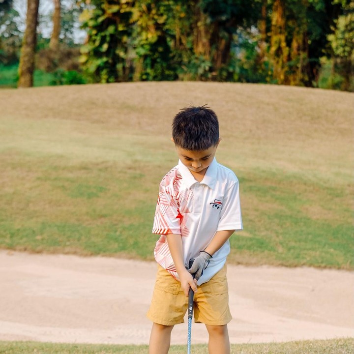 <p>Banyak netizen juga kagum dengan prestasi yang diraih Dante ini. Beberapa di antaranya meninggalkan pujian di kolom komentar Instagram Dante dan sang ayah. "Kerenn Dantee," tulis akun @ch***. "Pinter Dante, uda smart main golf nya," kata @gu***. (Foto: Instagram @glennalinskie)</p>