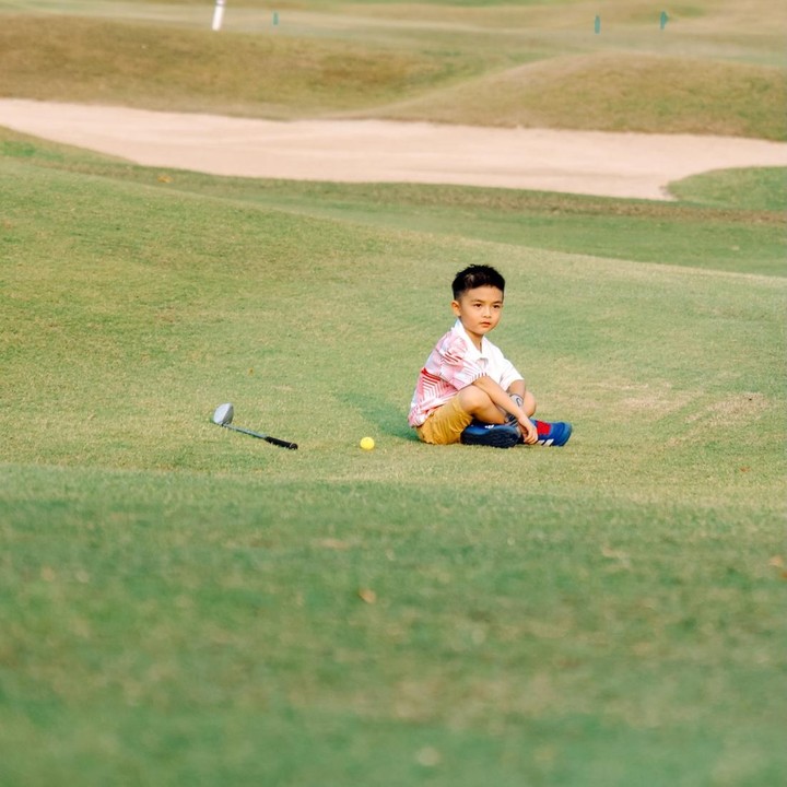<p>Pencapaian Dante di bidang golf juga mendapat apresiasi dari ibundanya Chelsea Olivia. Aktris 34 tahun ini mengaku bangga dengan prestasi yang berhasil diraih putranya. "Selamat ya, Sayang! Bangga sekali padamu dan segala kerja kerasmu. Teruslah terbang tinggi dan kejar impianmu," kata Chelsea beberapa waktu lalu. (Foto: Instagram @glennalinskie)</p>