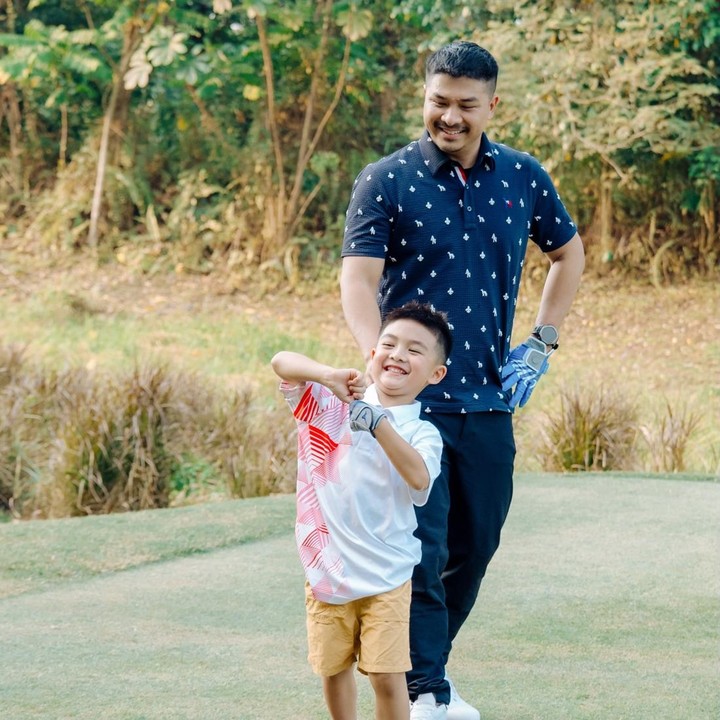 <p>Bagi Glenn, <em>quality time</em> bersama Dante ini menjadi momen yang begitu berarti. Ia berharap bisa terus bermain golf bersama sang putra. "Bermain golf bersamamu adalah salah satu momen yang paling aku hargai, Dante. Semoga kita bisa terus bermain golf bersama sampai tua nanti," tulisnya. (Foto: Instagram @glennalinskie)</p>