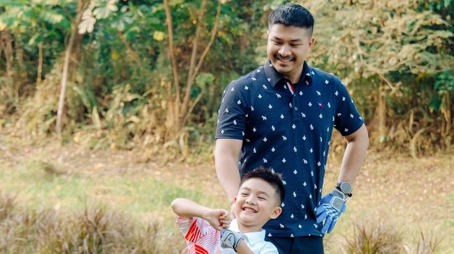 7 Potret Seru Dante Anak Chelsea Olivia dan Glenn Alinskie Main Golf Bareng Sang Ayah