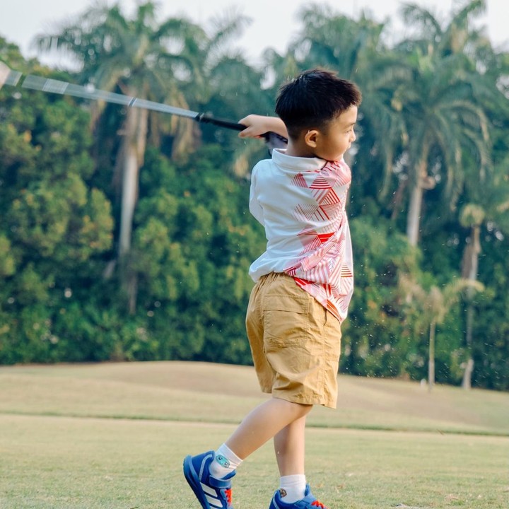 <p>Pada akhir Mei lalu, Dante berhasil mengikuti kejuaraan golf kategori junior. Ia berhasil mendapatkan peringkat pertama. "Hari ini adalah pertama kalinya aku mencetak <em>eagle</em> dan <em>birdie</em>!! Dan aku berhasil meraih juara pertama!" demikian isi <em>caption</em> dalam unggahan Dante saat menjuarai golf. (Foto: Instagram @glennalinskie)</p>