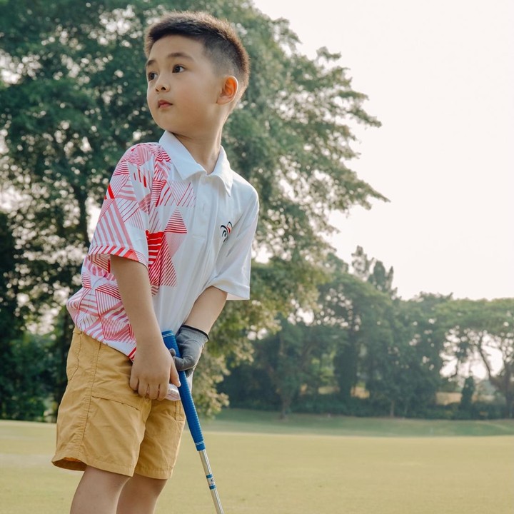 <p>Baru-baru ini, Glenn Alinskie membagikan potret anak keduanya Dante yang tengah main golf. Dante terlihat serius sekaligus menikmati waktunya bermain golf bersama sang ayah. (Foto: Instagram @glennalinskie)</p>