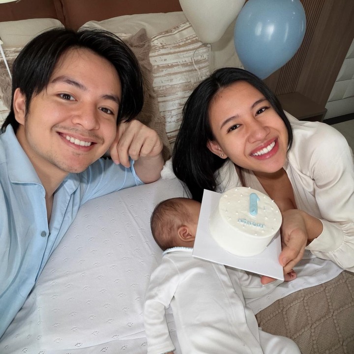 <p>Dalam unggahan tersebut, Angga dan Shenina menghiasi kamarnya dengan dekorasi beberapa balon, termasuk angka 1. Tak hanya itu, mereka juga menyiapkan kue dengan tulisan &ldquo;1 <em>month</em>&rsquo;, Bunda.&nbsp;(Foto: Instagram @angga)</p>