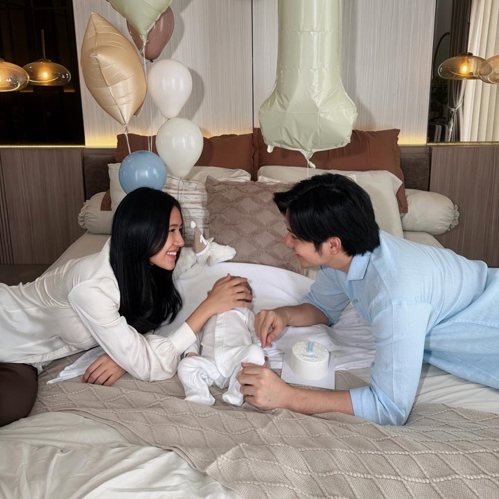 <p>Sudah satu bulan dari hari kelahirannya pada 20 Juli 2026, Angga dan Shenina konsisten menjaga privasi sang putra dengan menyembunyikan wajahnya dari publik.&nbsp;(Foto: Instagram @angga)</p>
