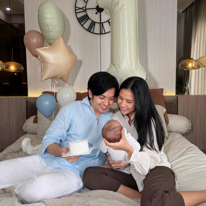 <p>Kabar tersebut diketahui langsung melalui beberapa foto yang diunggah keduanya di akun Instagram pribadi. &ldquo;Laut kecil kami berusia satu bulan hari ini. Kami mencintaimu Segara,&rdquo; tulis Angga, dikutip dari laman Instagram <em>@angga,</em> Jumat (21/8/2026).&nbsp;(Foto: Instagram @angga)</p>