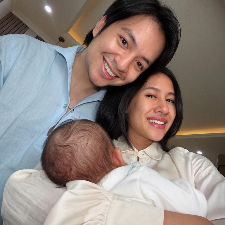 <p>Setiap orang tua tentu tak ingin melewatkan perkembangan anak-anaknya, sekalipun dengan memberikan perayaan sederhana. Begitu juga dengan yang dilakukan oleh pasangan Angga Yunanda dan Shenina Cinnamon. (Foto: Instagram @angga)</p>