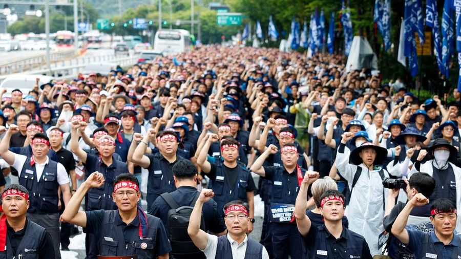 Anggota Serikat Pekerja Logam Korea mengangkat kepalan tangan mereka dalam sebuah unjuk rasa di luar instansi pusat Hyundai Motor Company saat serikat pekerja perusahaan otomotif tersebut menggelar pemogokan kerja total pertamanya dalam satu dekade, di Seoul, Korea Selatan, pada 21 Agustus 2026.