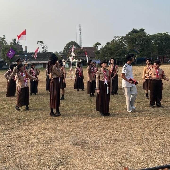 <p>Arsy tampaknya menikmati aktivitas barunya di dunia akting, Bunda. Bocah 11 tahun ini menjalani proses syuting dengan riang di bawah terik Matahari. Arsy juga terlihat akrab dengan para pemain lain yang sebaya dengannya. (Foto: Instagram @ashanty_ash)</p>