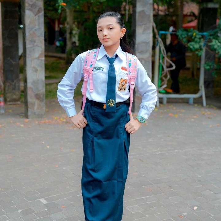 <p>Baru-baru ini, Ashanty membagikan potret Arsy yang tengah menjalani proses syuting untuk proyek terbarunya di Salatiga. Di proyek ini, Arsy tampaknya berperan sebagai anak SMP. Dalam satu potret, Ashanty mem-<em>posting</em> foto sang putri saat menggunakan seragam putih biru. (Foto: Instagram @ashanty_ash)</p>