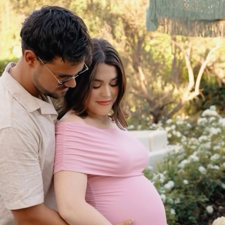 <p>Taylor dan istrinya Tay pertama kali mengumumkan kehamilan pada 26 Maret 2026. Kabar kehamilan pertama ini menjadi kado terindah untuk Taylor dan sang istri yang sudah hampir empat tahun menikah. Taylor sendiri pernah mengungkap harapannya untuk calon anak pertama dan memberikan pujian pada istrinya yang sebentar lagi menyandang status Bunda. "Saya hanya ingin bayi yang sehat, tetapi jauh di lubuk hati, momen ini adalah yang saya impikan. Beban yang terangkat dari pundak saya saat ini karena mengetahui mimpi itu menjadi kenyataan sungguh tak tertandingi," ujar Taylor. (Foto: Instagram @taylorlautner)</p>