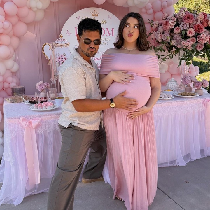 <p>Bukan tanpa sebab pesta <em>baby shower</em> ini serba <em>pink</em>. Pada awal Juni lalu, Taylor Lautner dan istrinya mengumumkan jenis kelamin anak pertama mereka ke publik. Pasangan 11 November 2022 itu bakal dikaruniai seorag anak perempuan. Seperti diketahui, warna <em>pink</em> dapat merepresentasikan jenis kelamin anak perempuan. (Foto: Instagram @taylorlautner)</p>