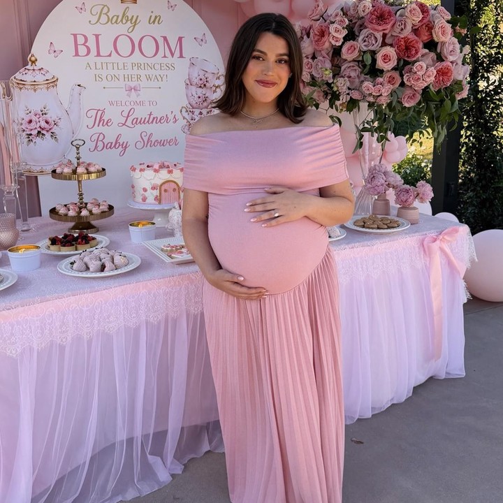<p>Melalui unggahan di Instagram, Taylor dan Tay membagikan potret acara <em>baby shower</em> yang dipenuhi dengan dekorasi warna <em>pink</em>. Di acara ini, Tay sendiri tampil cantik mengenakan <em>dress off shoulder</em> berwarna merah muda. Perempuan 29 tahun ini memamerkan <em>baby bump</em> kehamilannya yang sudah besar dalam balutan <em>dress pink.</em> (Foto: Instagram @taylorlautner)</p>