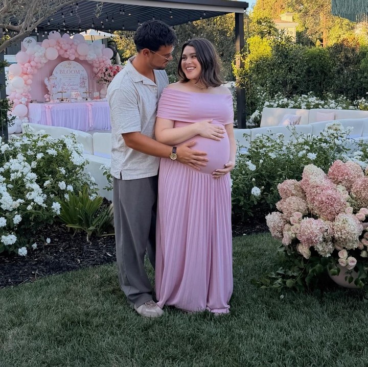 <p>Di pesta <em>baby shower</em> ini, Taylor Lautner juga memamerkan momen-momen romantis. Keduanya tampak sudah tidak sabar untuk bertemu dengan anak pertama mereka, Bunda. "Tak lama lagi, kita akan merayakannya sambil mendekapmu dalam pelukan," tulis Taylor Lautner, dalam unggahan di Instagram. (Foto: Instagram @taylorlautner)</p>