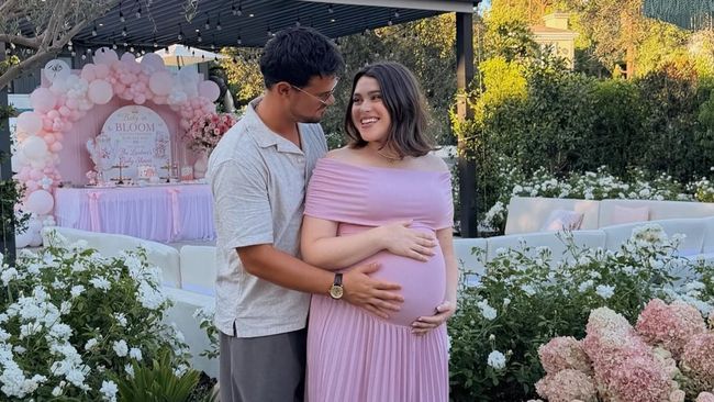 Serba Pink! Intip 5 Potret Baby Shower Istri Taylor Lautner Jelang Kelahiran Anak Pertama