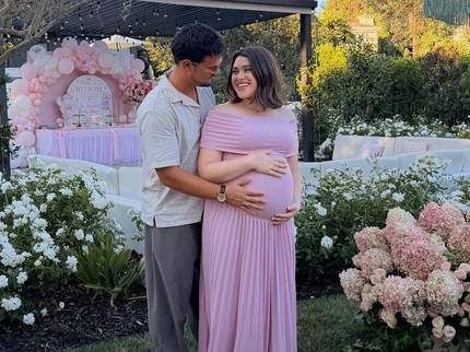 Serba Pink! Intip 5 Potret Baby Shower Istri Taylor Lautner Jelang Kelahiran Anak Pertama