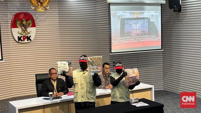 Barang Bukti uang OTT KPK terhadap Rektor Unsoed Akhmad Sodiq ditampilkan dalam konferensi pers, Jakarta, Jumat (21/8).