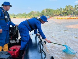 Green Policing, Ditpolairud Polda Riau Bersihkan Sampah di Arena Pacu Jalur
