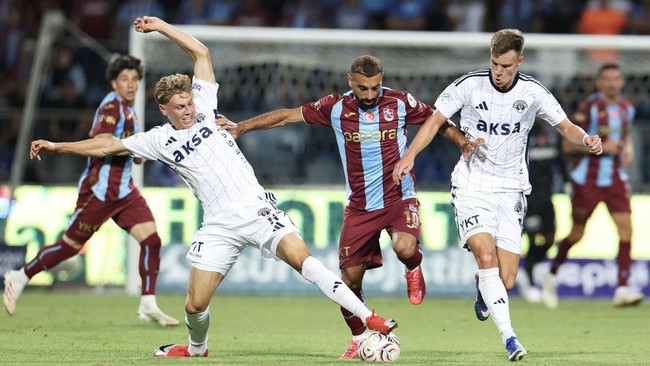 Soccer Football - Super Lig - Kasimpasa v Trabzonspor - Recep Tayyip Erdogan Stadium, Istanbul, Turkey - August 15, 2026Trabzonspor's Mohamed Salah in action with Kasimpasa's Jakob Jessen and Andri Baldursson REUTERS/Murad Sezer