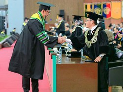 Dirut BULOG Raih Gelar Doktor di Bidang Pembangunan Berkelanjutan dari UI
