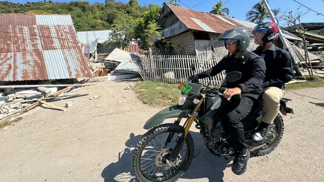 Wakil Presiden (Wapres) Gibran Rakabuming menempuh perjalanan menggunakan sepeda motor untuk menjangkau Kampung Waso, Desa Satar Kampas, Kecamatan Lamba Leda Utara, Manggarai Timur, yang terdampak gempa bumi, Jumat (21/8).