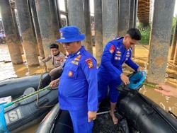 Green Policing di Arena Pacu Jalur, Polda Riau Bersihkan Sampah di Tepian Narosa