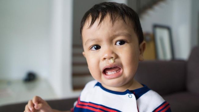 Kebiasaan anak yang suka menelan ingus dari hidung sebenarnya tak berbahaya. Yang perlu diwaspadai, kebiasaan mengorek hidung untuk menelan ingus.