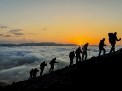 Keren! Kakek 102 Tahun di Jepang Sukses Taklukkan Gunung Fuji