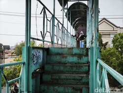 Warga Sambat JPO Pasar Bulu Semarang Bolong-Keropos
