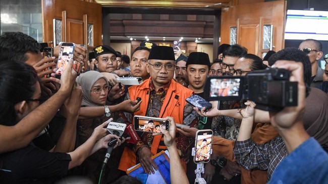 Terdakwa kasus dugaan korupsi kuota haji Yaqut Cholil Qoumas (tengah) menjawab pertanyaan wartawan usai mengikuti sidang dengan agenda tanggapan perlawanan Jaksa Penuntut Umum (JPU) KPK di Pengadilan Tipikor, Jakarta, Jumat (21/8/2026). Dalam tanggap
