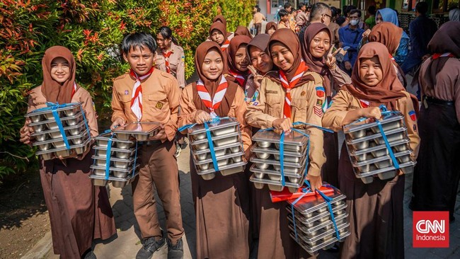 Kegiatan Makan Bergizi Gratis (MBG) di SMPN 23 Surabaya, Jawa Timur.