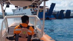 Kapal Motor Penumpang (KMP) Bontang Ekspress II mengalami kebakaran saat berstatus off dan sedang sandar (tender) di perairan Perkampungan Ketapang, Banyuwangi, pada Jumat (21/8).