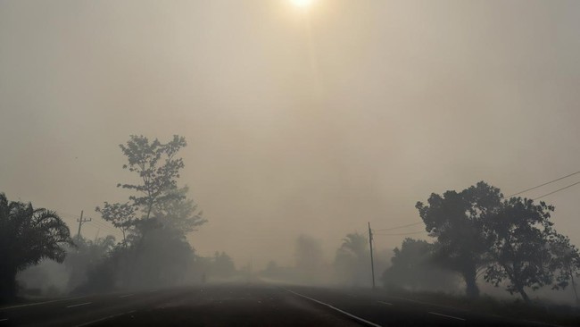 Asap karhutla menyelimuti permukiman di sepanjang tepi Sungai Kahayan di Palangkaraya, Kalimantan Tengah, Jumat (21/8).