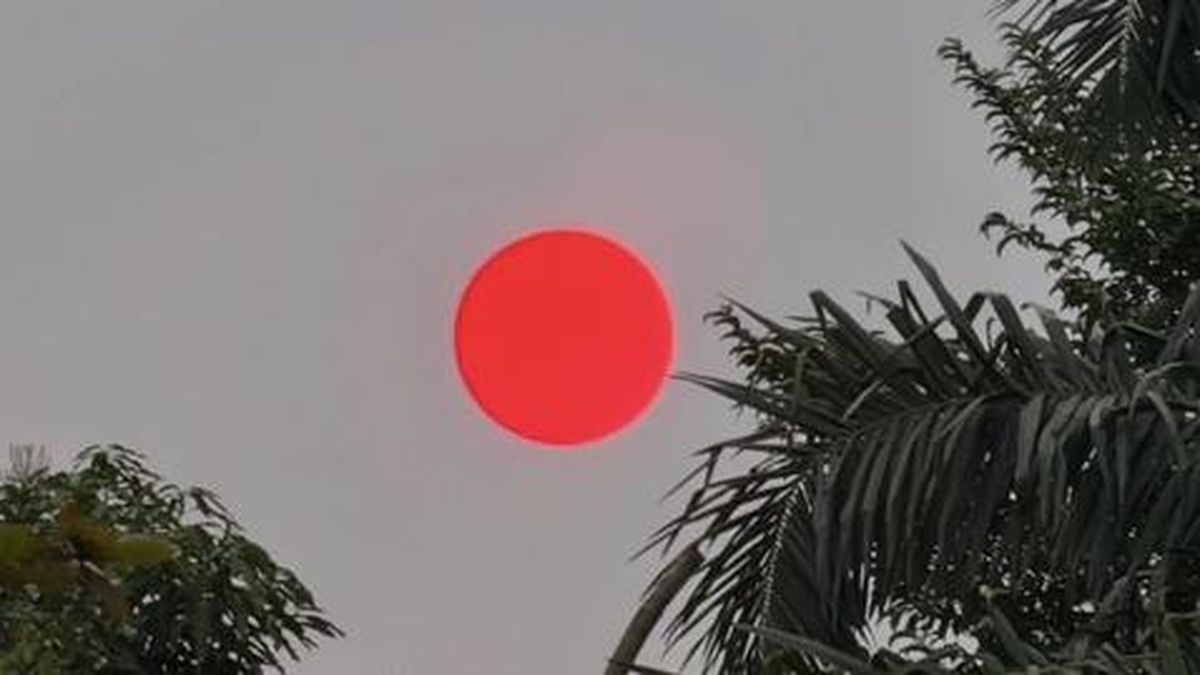 Matahari Merah Menyala di Langit Palangka Raya Kala Karhutla