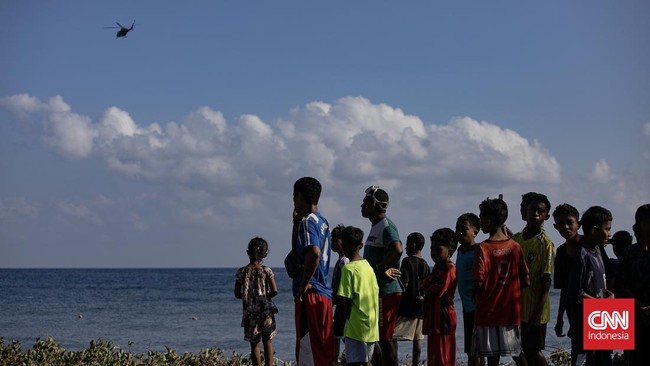 Menembus Wilayah Terisolasi, TNI AU Salurkan Bantuan ke Pulau Palue