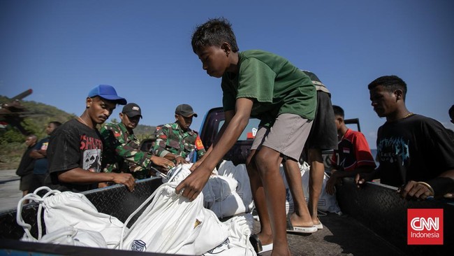 Menembus Wilayah Terisolasi, TNI AU Salurkan Bantuan ke Pulau Palue