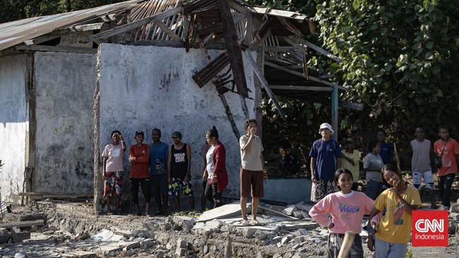 Menembus Wilayah Terisolasi, TNI AU Salurkan Bantuan ke Pulau Palue
