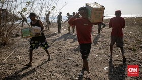 Camat di Manggarai Timur, NTT, terlibat adu mulut dengan anggota BNPB soal distribusi bantuan bencana. Ia tuntut keadilan-transparansi penyaluran bantuan.