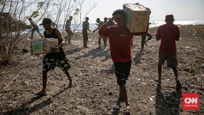 Menembus Wilayah Terisolasi, TNI AU Salurkan Bantuan ke Pulau Palue