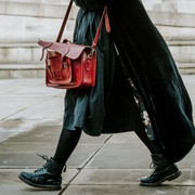 Mengenal Patina pada Bahan Kulit, Perubahan Alami yang Bikin Tas Makin Cantik!