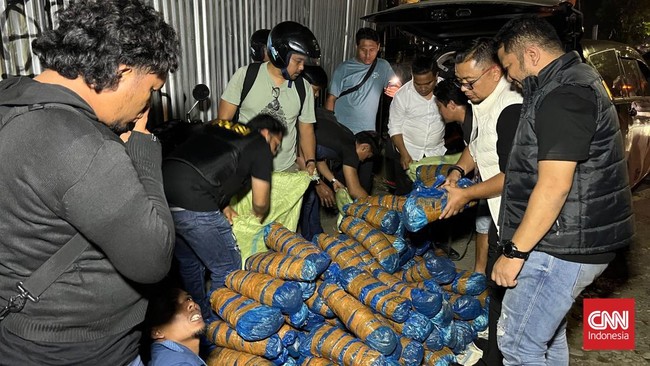 Satresnarkoba Polrestabes Medan menggagalkan upaya peredaran 93 kilogram ganja kering yang akan diedarkan di kawasan Tembung, Kota Medan. Dalam pengungkapan kasus tersebut, petugas sempat terlibat aksi kejar-kejaran dengan mobil pengangkut narkotika 
