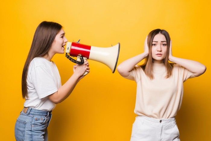 Kalimat orang kekanak-kanakan selanjutnya adalah “Aku tidak peduli apa yang kamu pikirkan.” Sebagai orang yang belum dewasa secara emosional, mereka cenderung egois dan minim empati.