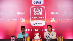Pelatih Timnas Putri U-16 Thailand,  Thidarat Wiwasukhu dan pemain belakang, Siriprapa Lamnamkam memberikan keterangan media di Supersoccer Arena, Kudus, Jawa Tengah, Jumat (21/8) usai timnya melangkah ke final Srikandi Merdeka Cup persembahan Caffin