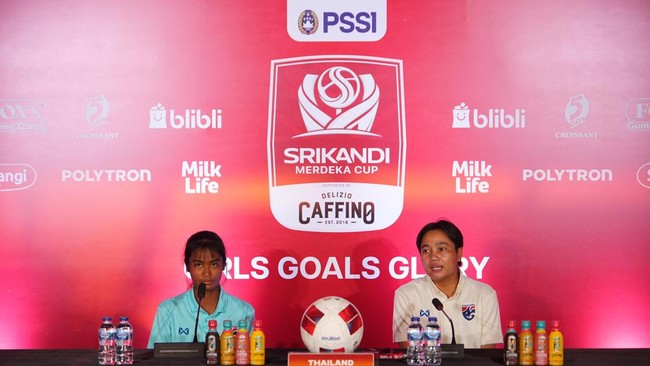 Pelatih Timnas Putri U-16 Thailand,  Thidarat Wiwasukhu dan pemain belakang, Siriprapa Lamnamkam memberikan keterangan media di Supersoccer Arena, Kudus, Jawa Tengah, Jumat (21/8) usai timnya melangkah ke final Srikandi Merdeka Cup persembahan Caffin