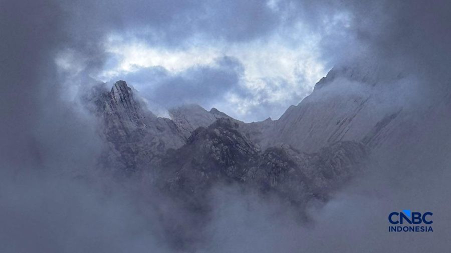 Pemandangan Puncak Carstensz alias Carstensz Pyramid di Kabupaten Mimika, Papua Tengah.