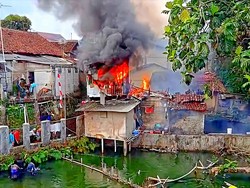 Kebakaran 3 Rumah di Cibadak, Warga Berjibaku Padamkan Api Pakai Air Kolam
