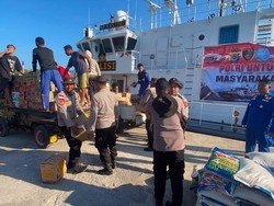 Polda NTT Kirim 10 Ton Bantuan Logistik untuk Warga Terisolir di Pulau Palue