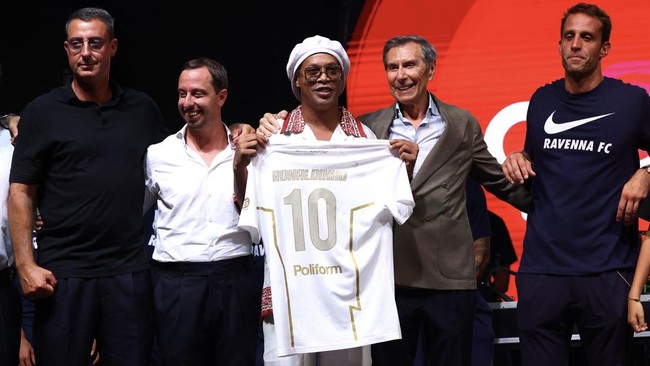 Ronaldinho Kembali dari Pensiun Gabung Tim Seri C Liga Italia