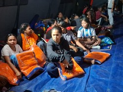 Warga Rebutan Bantuan Selimut di Pos Pengungsian Nagekeo