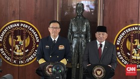 Menteri Pertahanan RI Sjafrie Sjamsoeddin, menerima Menhan China Laksamana Dong Jun di Kantor Kemhan, Jakarta, Jumat (21/8).